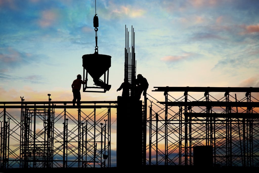 Travailleurs de la construction en coffrage