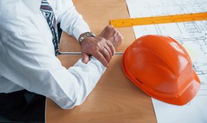 gestionnaire en construction avec plan