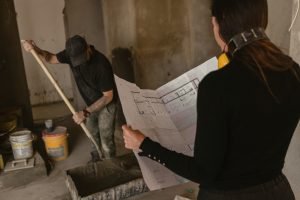 gestionnaire de la construction sur le chantier regardant ses plans