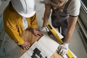 deux travailleurs de la construction étudiant leur plan