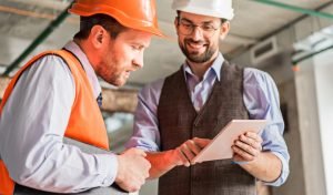 Deux travailleurs de la construction
