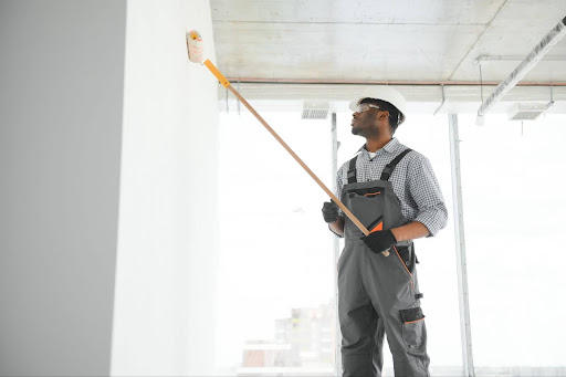 Peintre au travail